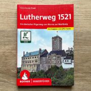 Foto zeigt Titelseite des gedruckten Wanderführer des Lutherweg1521 mit 24 Etappen inkl. GPS-Tracks aus dem Rother-Verlag von Claus-Günter Frank.