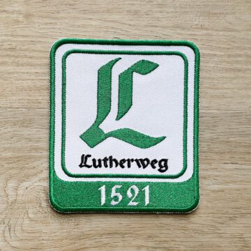 Foto zeigt gesticktes Stoff-Patch des Lutherweg-Logos