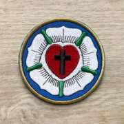 Foto zeigt ein gesticktes Stoff-Patch mit Lutherrose