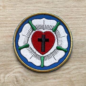 Foto zeigt ein gesticktes Stoff-Patch mit Lutherrose