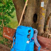 Foto Rucksack auf Holzbank an See