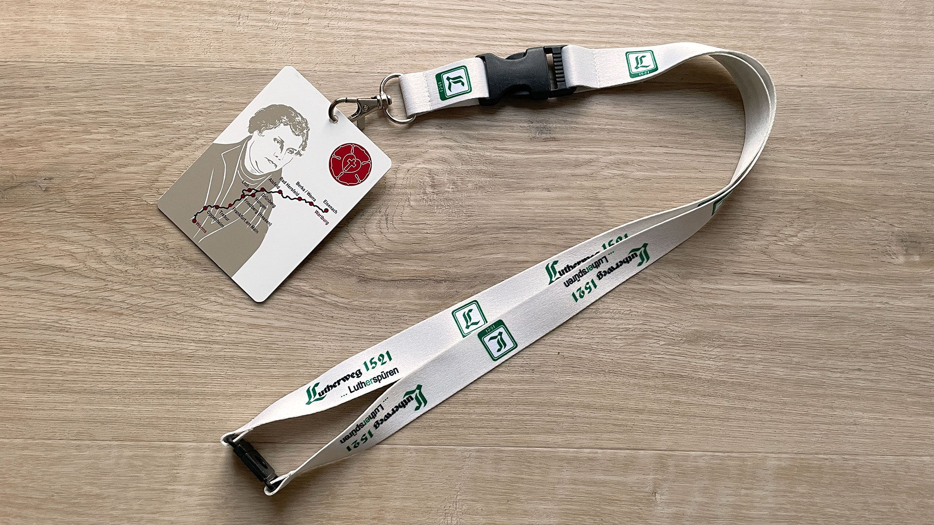 Foto zeigt Lanyard mit Streckenkärtchen Lutherweg Rückseite