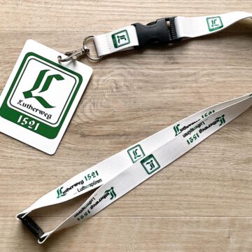 Foto zeigt Lanyard mit Streckenkärtchen Lutherweg Vorderseite