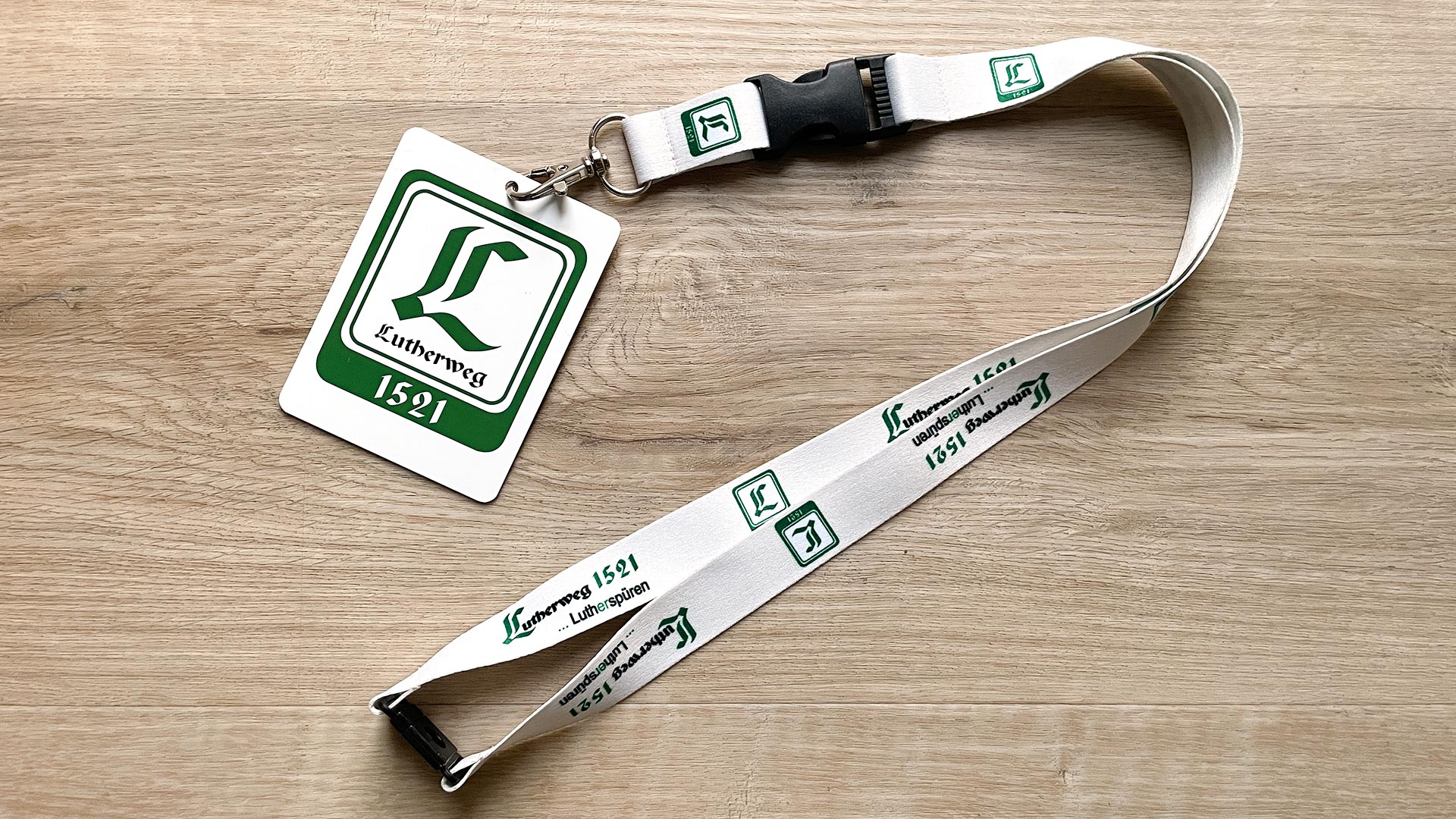 Foto zeigt Lanyard mit Streckenkärtchen Lutherweg Vorderseite